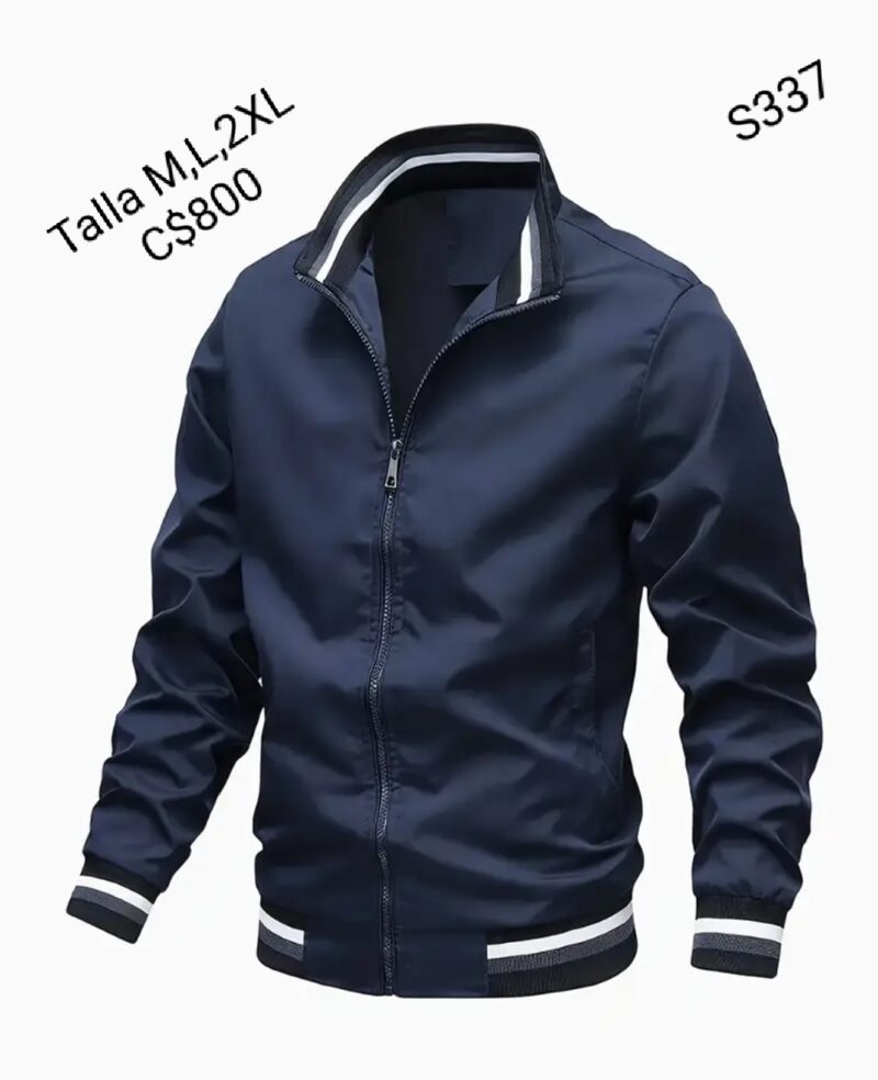 Chaqueta estilo impermeable color azul con bordes en cuello y manos
