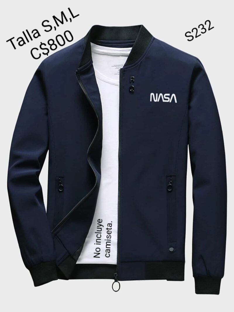Chaqueta estilo impermeable color azul con estampado de NASA