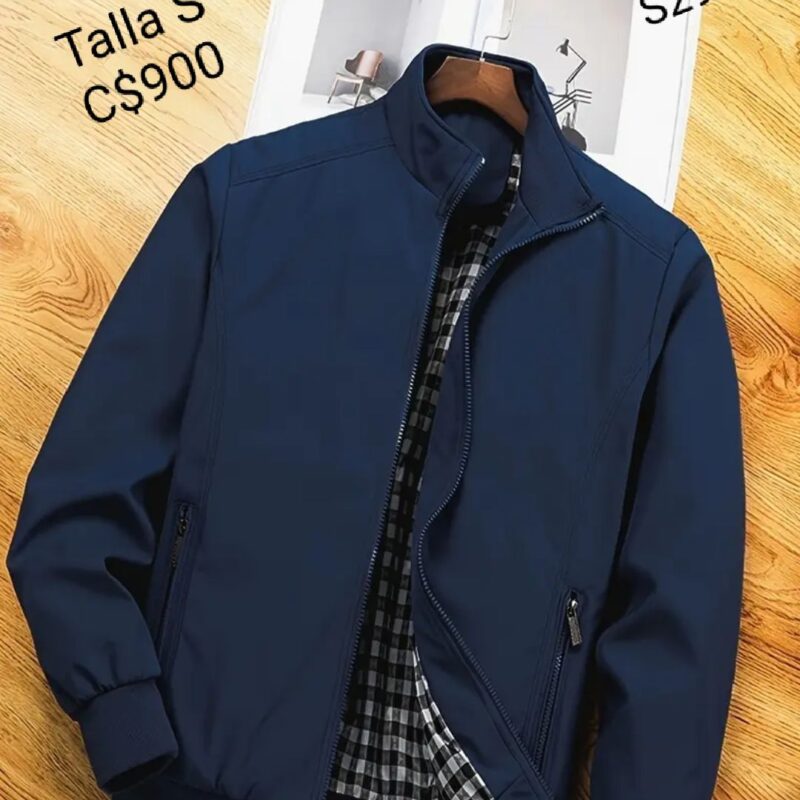 Chaqueta estilo impermeable color azul con estampado de fondo a cuadros