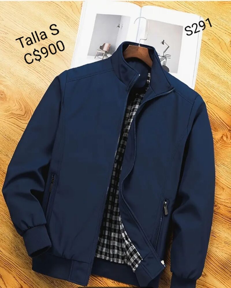 Chaqueta estilo impermeable color azul con estampado de fondo a cuadros