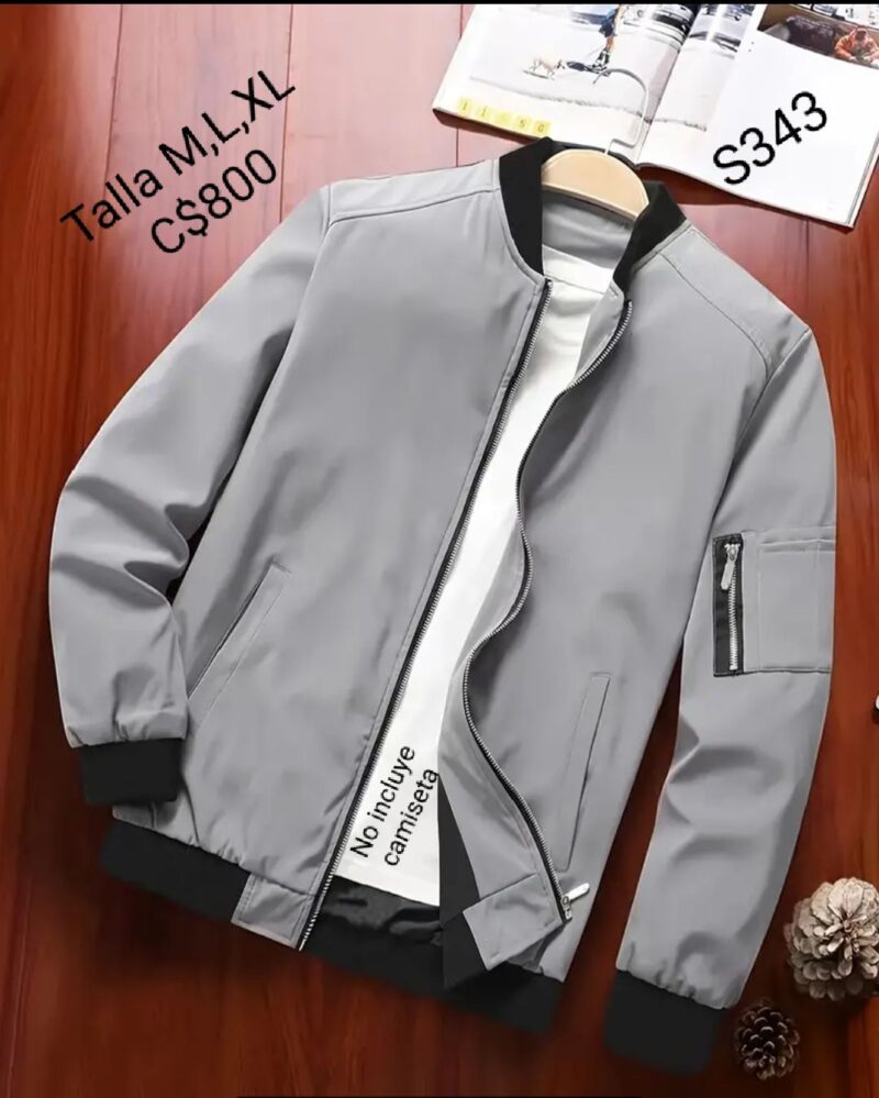 Chaqueta color gris claro con ziper en brazo derecho