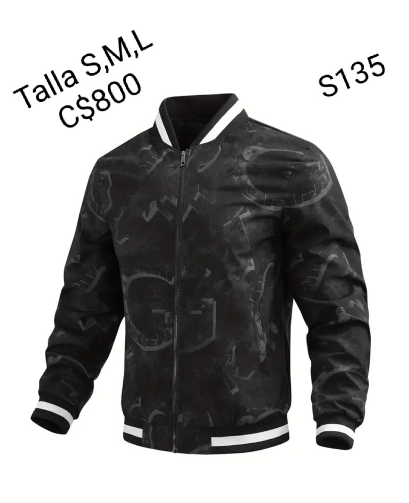 Chaqueta oscura con estampado de hojas.