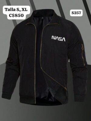 Chaqueta estilo impermeable color negro NASA, ziper dorado.