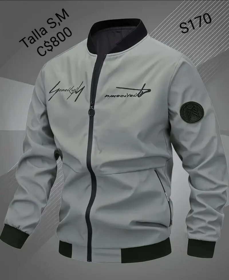 Chaqueta gris estilo impermeable