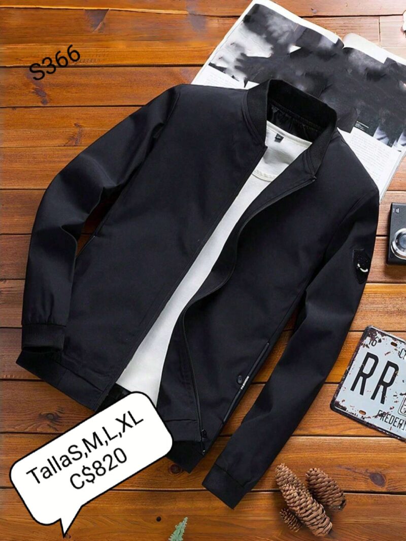 Chaqueta estilo impermeable color negro con parche en brazo izquierdo