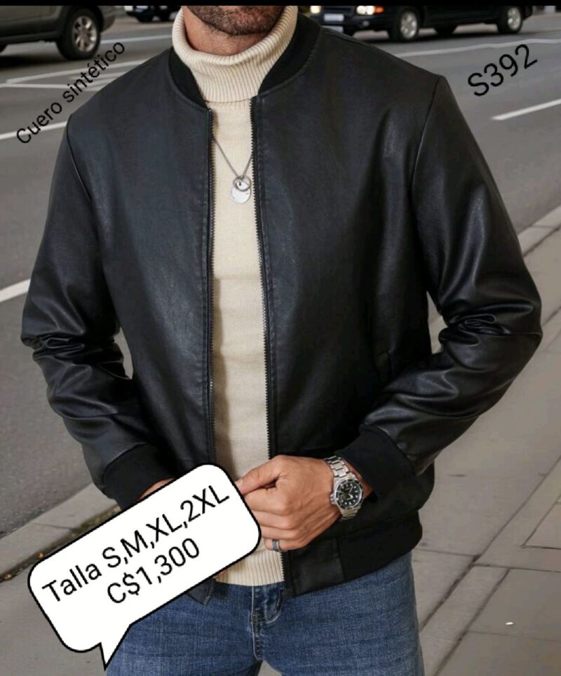 Chaqueta de cuero sintético color negra con bolsas laterales, mangas y cuello ajustable.