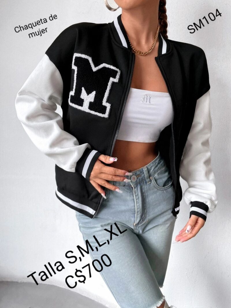 Chaqueta de mujer estilo universitaria color negra con mangas blancas estampado de letra M